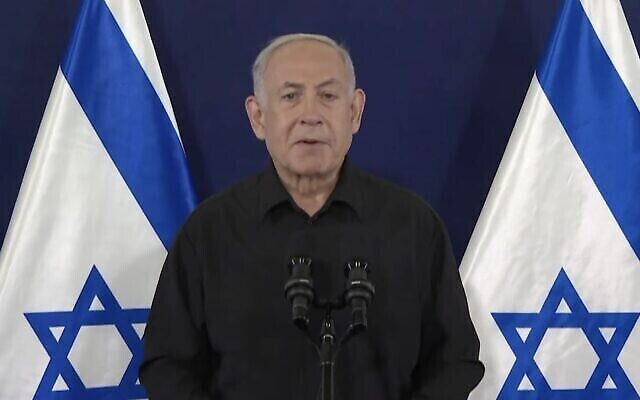 Le Premier ministre Benjamin Netanyahu s'exprimant lors d'une conférence de presse sur la guerre contre le Hamas, le groupe terroriste qui contrôle Gaza, le 28 octobre 2023. (Crédit : Capture d'écran YouTube ; utilisée conformément à l'article 27a de la loi sur les droits d'auteur)