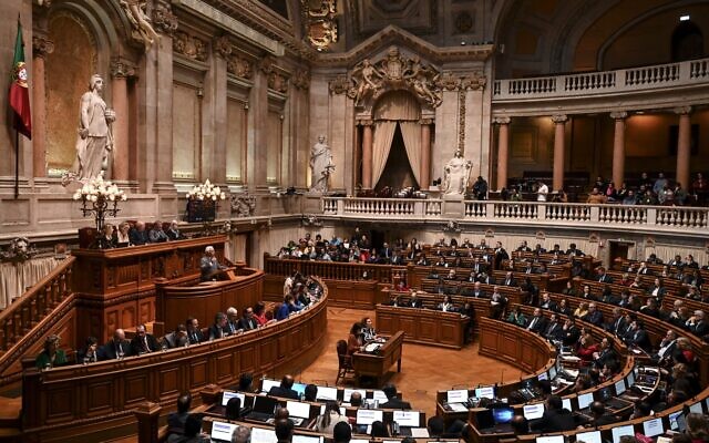 Le Premier ministre portugais Antonio Costa, à gauche, s'exprimant lors d'une session Parlementaire sur une motion de censure au Parlement portugais, à Lisbonne, le 5 janvier 2023. (Crédit : Patricia De Melo Moreira/AFP)