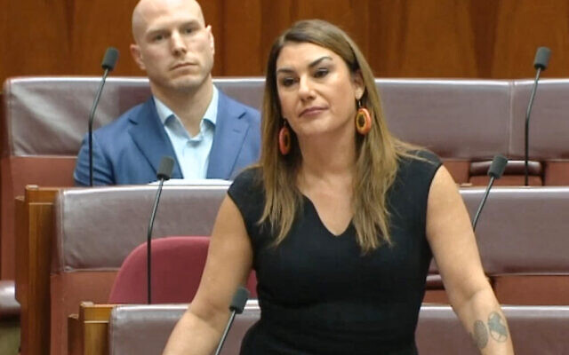 La sénatrice indépendante australienne 
 Lidia Thorpe prend la parole devant le sénat à  Canberra, le 15 juin 2023. (Crédit : Handout/Parliament of Australia/AFP)