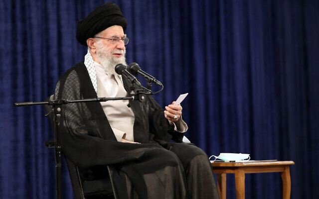 L'ayatollah Ali Khamenei s'adressant à des étudiants et à des religieux lors d'un rassemblement à Téhéran, le 12 juillet 2023. (Crédit : KHAMENEI.IR/AFP)