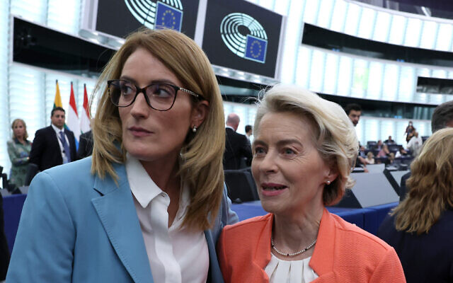 La présidente du Parlement européen Roberta Metsola, à gauche, et la présidente de la Commission européenne Ursula von der Leyen lors d'une session plénière au Parlement européen, à Strasbourg, dans l'est de la France, le 13 septembre 2023. (Crédit : Frédérick Florin/AFP)