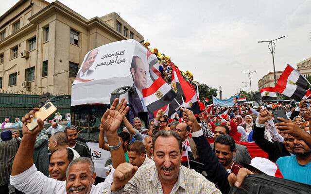 Des partisans du président égyptien  Abdel Fattah el-Sissi pendant un rassemblement de campagne électorale aux abords de l'université du Caire, sur le campus de Giza, le 2 octobre 2023. (Crédit : Khaled DESOUKI / AFP)