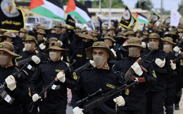 Des Palestiniens armés appartenant au Jihad islamique participent à un défilé militaire pour le 36e anniversaire de la fondation du mouvement dans la ville de Gaza, le 4 octobre 2023. (Crédit : Mahmud Hams/AFP)