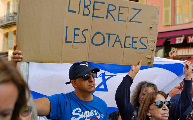 Un manifestant brandissant une pancarte "Libérez les otages" lors d'un rassemblement en soutien au peuple israélien, à Nice, sur la Côte d'Azur, le 9 octobre 2023. (Crédit : Valery Hache/AFP)