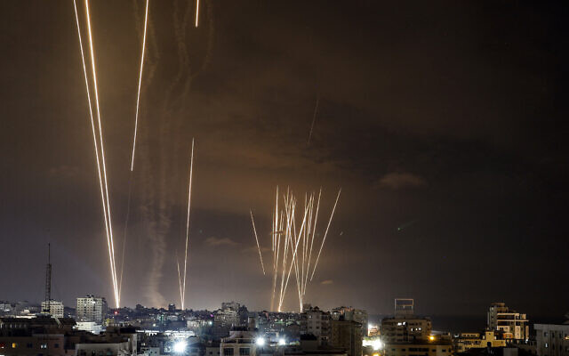 Une salve de roquettes tirée par des terroristes palestiniens depuis Gaza en direction d'Israël, le 7 octobre 2023. (Crédit : Eyad Baba/AFP)