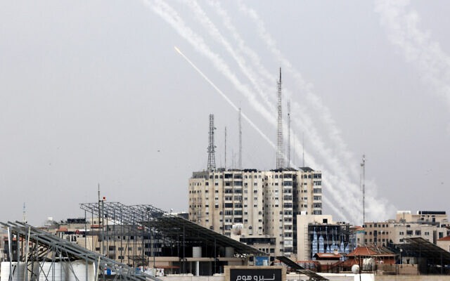 Une salve de roquettes tirées depuis Gaza vers Israël, le 9 octobre 2023. (Crédit : IBRAHIM HAMS / AFP)