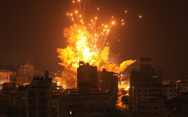 Un missile explose dans la ville de Gaza lors d'une frappe aérienne israélienne le 8 octobre 2023 (Crédit : Mahmud Hams / AFP)