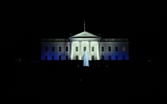 La Maison Blanche illuminée aux couleurs bleu et blanc du drapeau israélien, à Washington, DC, le 9 octobre 2023. (Crédit : Brendan Smialowski/AFP)