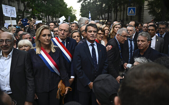 L'ancien Premier ministre français Manuel Valls, au centre, lors d'une manifestation organisée par le CRIF (Conseil des institutions juives de France) en solidarité avec Israël après l'offensive du Hamas, à Paris, le 9 octobre 2023. (Crédit : JULIEN DE ROSA / AFP)