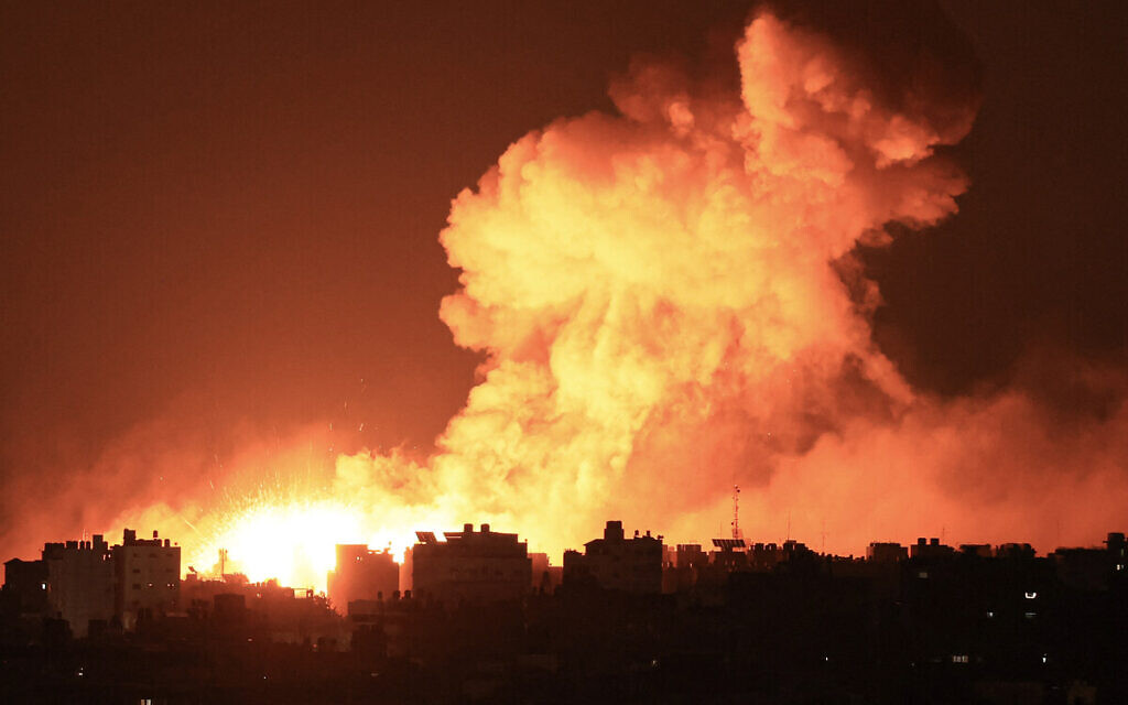 Une explosion suite à des frappes israéliennes sur la ville de Gaza, le 10 octobre 2023. (Crédit : MAHMUD HAMS / AFP)