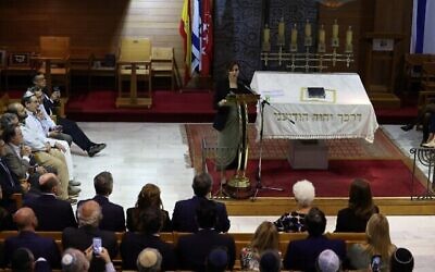 La présidente régionale de Madrid, Isabel Diaz Ayuso, lors d'une cérémonie organisée à la synagogue Beth Yaacov de Madrid, le 10 octobre 2023. (Crédit : Pierre-Philippe MARCOU / AFP)