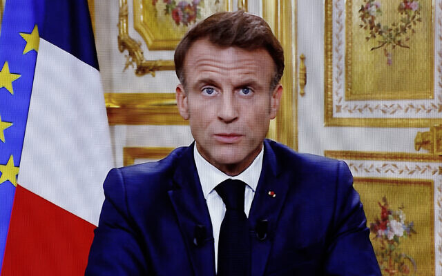 Le président français Emmanuel Macron s'adressant aux Français au sujet du conflit Israël-Hamas et des otages français, le 12 octobre 2023. (Crédit :Ludovic Marin/AFP)