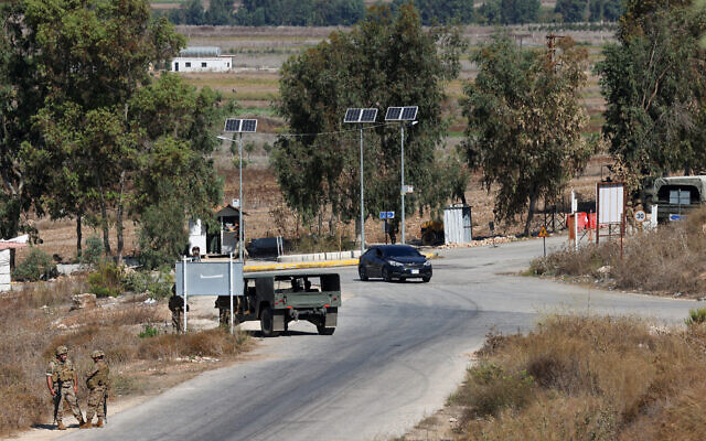Des soldats libanais montant la garde à un poste de contrôle le long des plaines de Khiyam, près de la frontière israélo-libanaise, le 13 octobre 2023. (Crédit : Joseph Eid/AFP)