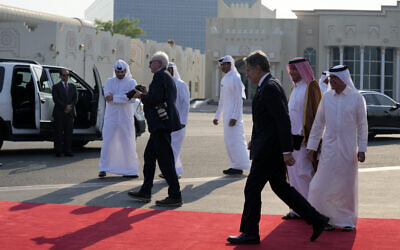 Le secrétaire d'État américain Antony Blinken arrive à Doha (Qatar) dans le cadre d’une série de rencontres diplomatiques d’urgence dans le contexte de la guerre entre Israël et le Hamas, le 13 octobre 2023. (Crédit : Jacquelyn Martin / POOL / AFP)