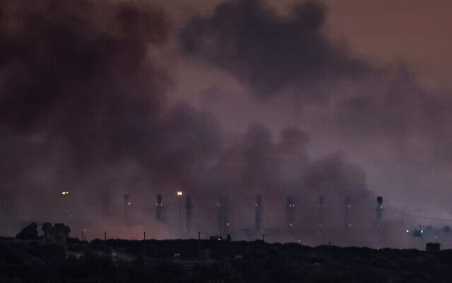 De la fumée s'élevant de la bande de Gaza, vue depuis la ville d'Ashkelon, le 13 octobre 2023. (Crédit : Thomas Coex/AFP)