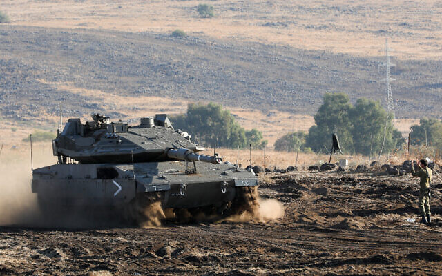 Un char israélien Merkava se mettant en position dans le nord d'Israël, près de la frontière avec le Liban, le 15 octobre 2023. (Crédit : Jalaa Marey/AFP)