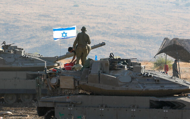 Des chars israéliens positionnés dans le nord d'Israël près de la frontière avec le Liban, le 15 octobre 2023. (Crédit : Jalaa MAREY/AFP)
