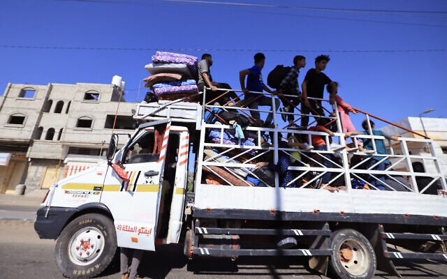 Un camion transportant une famille palestinienne et ses possessions vers Khan Younès, dans la bande de Gaza, le 15 octobre 2023. (Crédit : Mahmud Hams/AFP)