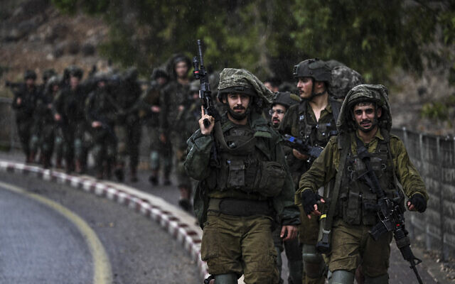 Des soldats de l'armée israélienne patrouillant dans une zone non divulguée dans le nord d'Israël à la frontière avec le Liban, le 15 octobre 2023. (Crédit : Aris Messinis/AFP)