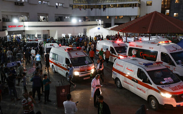 Des ambulances se pressant à l'entrée du service des urgences de l'hôpital Al-Shifa dans la ville de Gaza, le 15 octobre 2023. (Crédit : Dawood Nemer/AFP)