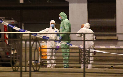 Des policiers belges du service médico-légal après que deux personnes ont été tuées lors d'une fusillade à Bruxelles, le 16 octobre 2023 au soir, par un suspect en fuite. (Crédit : Kenzo TRIBOUILLARD / AFP)