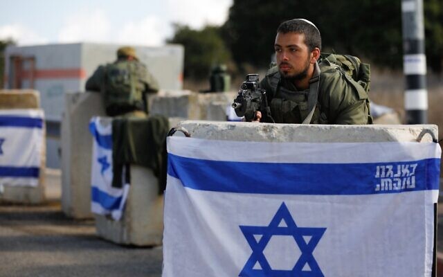 Des soldats israéliens surveillent un point de contrôle près de la frontière nord avec le Liban, le 17 octobre 2023. (Crédit : Jalaa Marey/AFP)