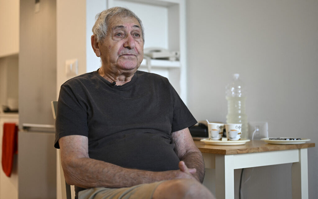Yaakov Weissmann, survivant de la Shoah et des massacres du Hamas,lors d'une interview avec l'AFP à Modiin au sud-est de Tel Aviv le 16 octobre 2023. (Crédit : Yuri CORTEZ / AFP)