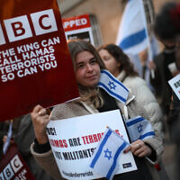 Des manifestants lors d’un rassemblement devant le siège de la BBC, à Londres, le 16 octobre 2023, dénonçant la chaine qui ne qualifie pas le Hamas de groupe terroriste. (Crédit : Daniel LEAL/AFP)