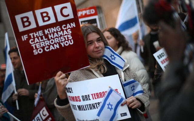 Des manifestants lors d’un rassemblement devant le siège de la BBC, à Londres, le 16 octobre 2023, dénonçant la chaine qui ne qualifie pas le Hamas de groupe terroriste. (Crédit : Daniel LEAL/AFP)