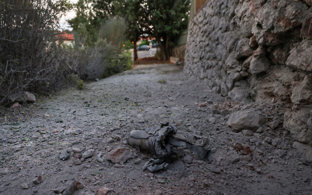 Fragment d'une roquette tirée depuis le Liban sur la ville de Kiryat Shmona, près de la frontière avec le Liban, le 18 octobre 2023. (JCrédit : Jalaa Marey / AFP)