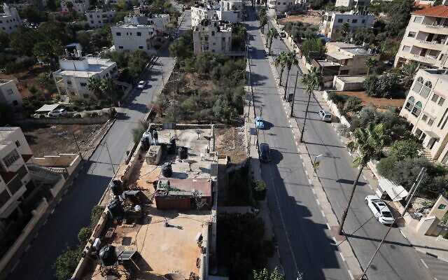 Une route vide pendant une grève générale à Ramallah en Cisjordanie, le 18 octobre 2023. (Crédit : Jaafar Ashtiyeh/AFP)