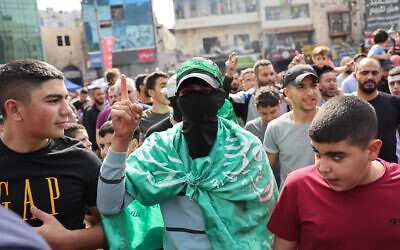 Des partisans du groupe terroriste palestinien du Hamas lors d'une manifestation de soutien à Gaza dans la ville de Naplouse, en Cisjordanie, le 18 octobre 2023. (Crédit : Thomas Coex/AFP)