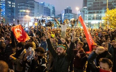 Des personnes participant à une manifestation devant le consulat d'Israël pour montrer leur solidarité avec les Palestiniens, à Istanbul, le 18 octobre 2023. (Crédit : Umit Turhan Coskun/AFP)