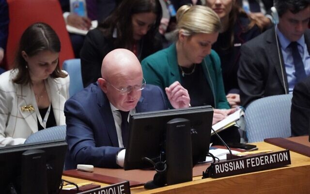 Le représentant russe aux Nations unies, Vassily Nebenzia, s'exprimant lors d'une réunion du Conseil de sécurité de l'ONU, à New York, le 18 octobre 2023. (Crédit : Bryan R. Smith / AFP)