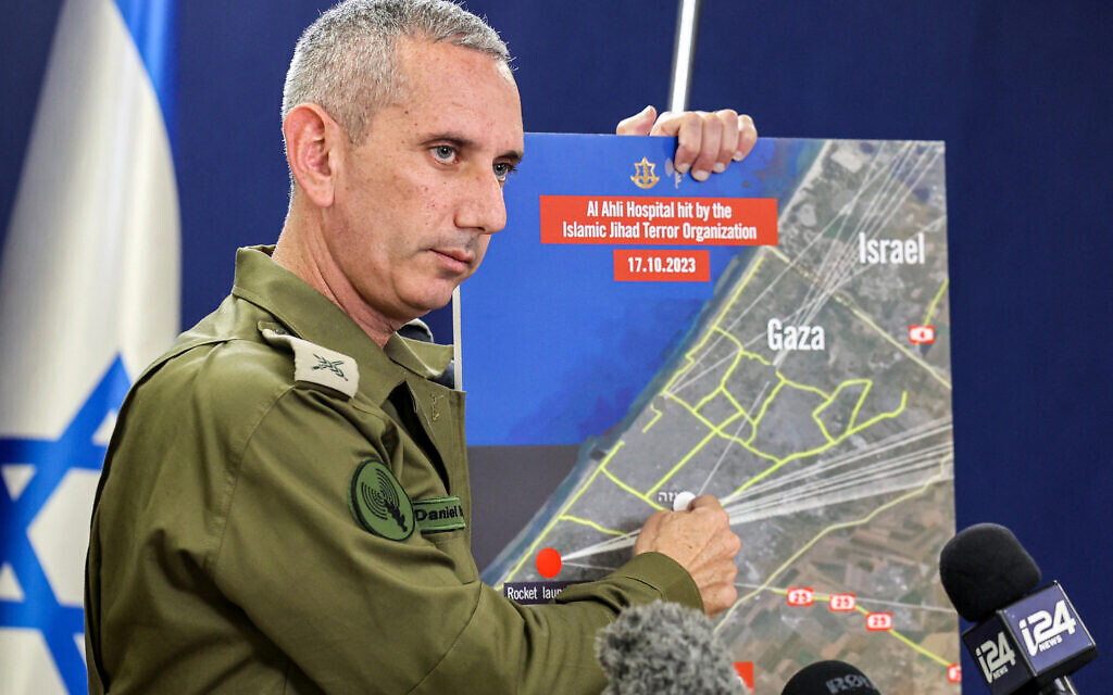 Le porte-parole de l'armée israélienne, le contre-amiral Daniel Hagari, montrant à la presse un graphique de tirs de roquettes présumés près de l'hôpital al-Ahli à Gaza, lors d'une conférence de presse, à Tel Aviv, le 18 octobre 2023. (Crédit : Gil Cohen-Magen/AFP)