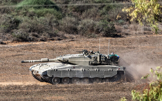 Un char de combat Merkava de l’armée israélienne se déplaçant le long de la frontière avec la bande de Gaza près de la ville méridionale de Sderot, le 18 octobre 2023. (Crédit : Jack Guez/AFP)