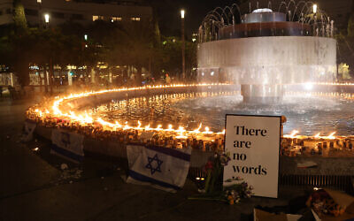 Un mémorial pour les victimes de l'attaque du Hamas contre Israël le 7 octobre, sur la place Dizengoff à Tel Aviv, le 18 octobre 2023. (Crédit : AHMAD GHARABLI / AFP)