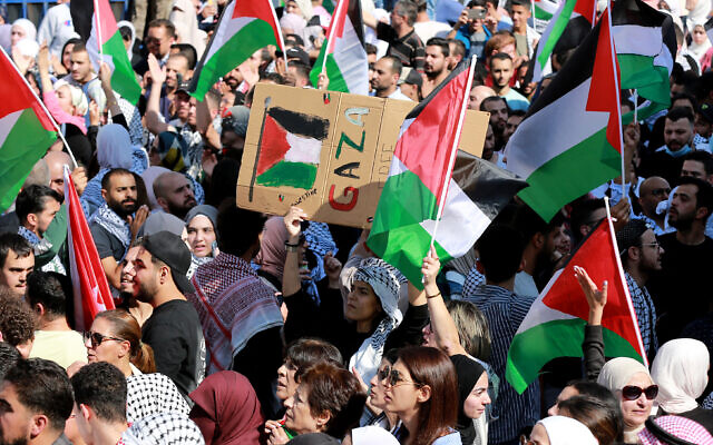Manifestation anti-Israël devant l'ambassade d'Israël à Amman, le 18 octobre 2023. (Crédit : Khalil MAZRAAWI / AFP)