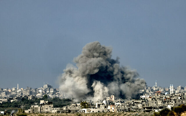 De la fumée s'élevant au-dessus du nord de la bande de Gaza à la suite d'une frappe de représailles israélienne, à Sderot le 20 octobre 2023. (Crédit : Ronaldo Schemidt/AFP)