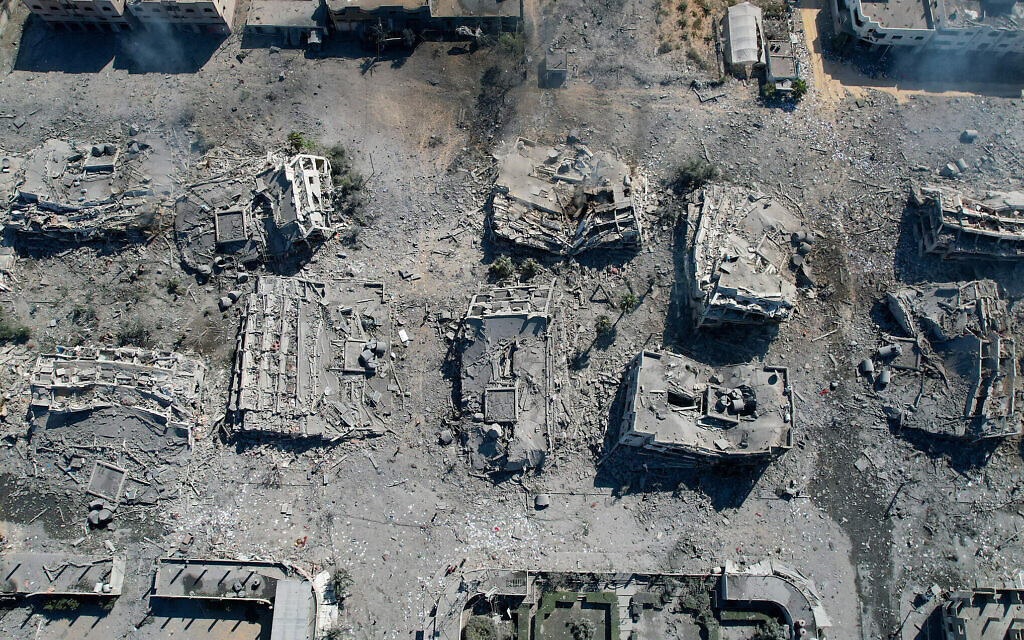 Une vue aérienne des bâtiments détruits suite aux frappes israéliennes de la nuit dans le cadre de la guerre entre Israël et le groupe terroriste palestinien Hamas dans la ville d'al-Zahra, au sud de la ville de Gaza, le 20 octobre 2023. (Crédit : Belal Alsabbagh/AFP)