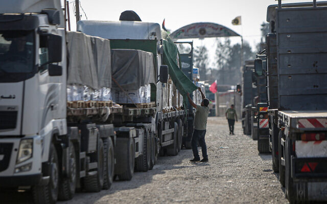 Un convoi de camions transportant de l'aide humanitaire entre dans la bande de Gaza depuis l'Égypte via le poste frontière de Rafah, le 21 octobre 2023. (Crédit : Eyad Baba/AFP)