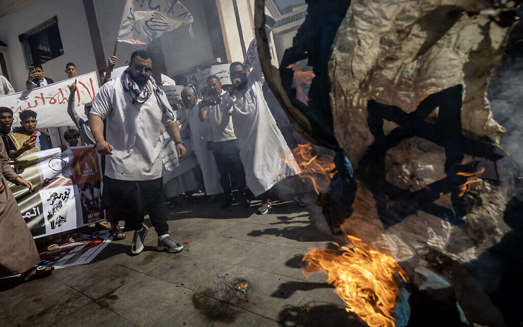 Des manifestants salafistes marocains participant à une manifestation dans le cadre de la guerre entre Israël et le groupe terroriste Hamas, qui sévit à Gaza dans la ville de Rabat, le 20 octobre 2023. (Crédit : Fadel Senna/AFP)