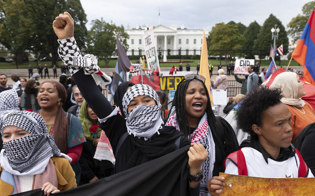 Des manifestants pro-palestiniens manifestant devant la Maison Blanche, le 20 octobre 2023. (Crédit : Roberto Schmidt/AFP)