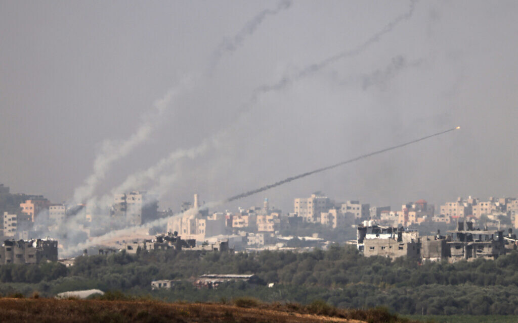 Une photo prise depuis la ville de Sderot, dans le sud d'Israël, montrant des roquettes tirées vers Israël depuis la bande de Gaza, le 23 octobre 2023. (Crédit : Jack Guez / AFP)