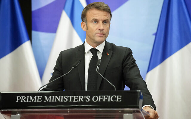 Le président français Emmanuel Macron à Jérusalem, le 24 octobre 2023. (Crédit : Christophe Ena/AFP)