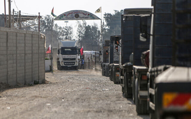 Un convoi de camions transportant de l'aide humanitaire entrant dans la bande de Gaza depuis l'Egypte via le poste frontière de Rafah, le 21 octobre 2023. (Crédit : Eyad Baba/AFP)
