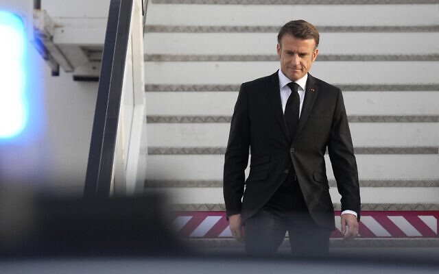 Le président français Emmanuel Macron arrivant en Israël sur fond de guerre contre le Hamas, à l'aéroport Ben Gurion près de Tel Aviv, le 24 octobre 2023. (Crédit : Christophe Ena/POOL/AFP)