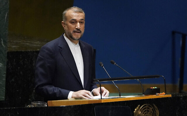 Le ministre iranien des Affaires étrangères, Hossein Amir-Abdollahian, s'exprimant lors d'une réunion d'urgence sur la guerre entre Israël et le Hamas à l'Assemblée générale des Nations unies, à New York, le 26 octobre 2023. (Crédit : Timothy A. Clary/AFP)