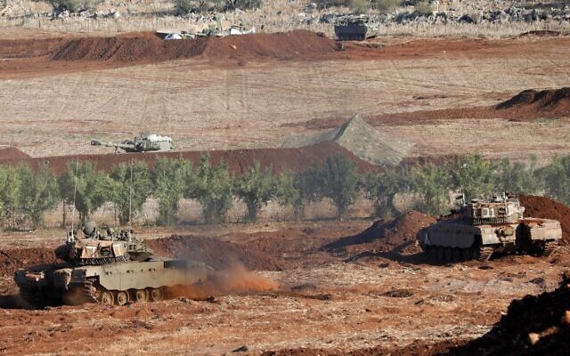 Des chars israéliens participant à un exercice militaire près de la frontière avec le Liban dans la région de la haute Galilée, le 26 octobre 2023. (Crédit : Jalaa Marey/AFP)