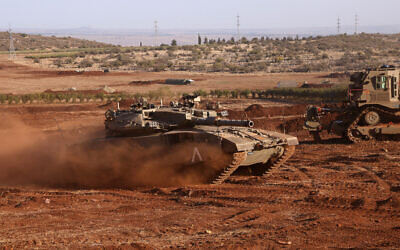 Un char israélien Merkava participant à un exercice militaire près de la frontière avec le Liban dans la région de la haute Galilée, au nord d'Israël, le 26 octobre 2023. (Crédit : Jalaa Marey/AFP)